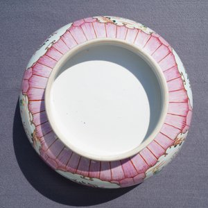 Un grand bol en porcelaine de Chine famille rose à décor mandarin, Qianlong — photo 10