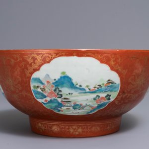 Un grand bol en porcelaine de Chine famille rose à fond rouge de corail, Jiaqing — photo 4
