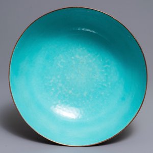 Un grand bol en porcelaine de Chine famille rose à fond rouge de corail, Jiaqing — photo 5