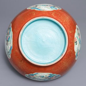 Un grand bol en porcelaine de Chine famille rose à fond rouge de corail, Jiaqing — photo 6