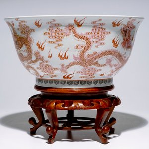Un grand bol en porcelaine de Chine famille rose aux dragons sur socle en bois, 20ème — photo 3