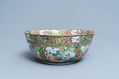 Un grand bol en porcelaine de Chine famille rose de Canton orné d'un monogramme, 19ème