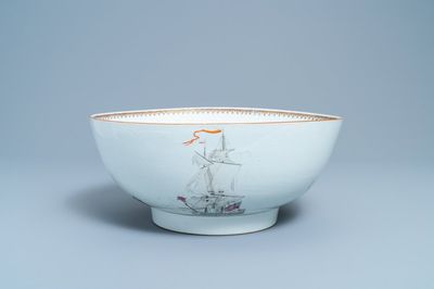 Un grand bol en porcelaine de Chine famille rose et grisaille à décor de la bataille navale de Cartagène, Qianlong