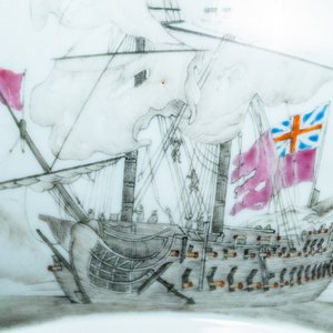 Un grand bol en porcelaine de Chine famille rose et grisaille à décor de la bataille navale de Cartagène, Qianlong — photo 21