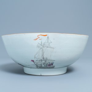 Un grand bol en porcelaine de Chine famille rose et grisaille à décor de la bataille navale de Cartagène, Qianlong — photo 4