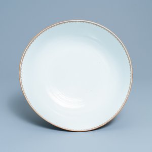 Un grand bol en porcelaine de Chine famille rose et grisaille à décor de la bataille navale de Cartagène, Qianlong — photo 6
