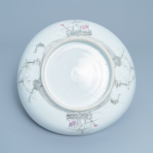 Un grand bol en porcelaine de Chine famille rose et grisaille à décor de la bataille navale de Cartagène, Qianlong — photo 7