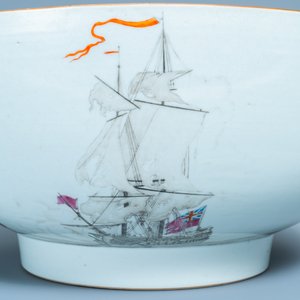 Un grand bol en porcelaine de Chine famille rose et grisaille à décor de la bataille navale de Cartagène, Qianlong — photo 8