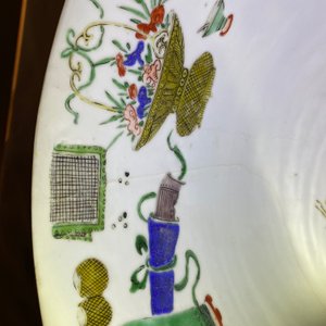 Un grand bol en porcelaine de Chine famille verte à décor d'antiquités, Kangxi — photo 12