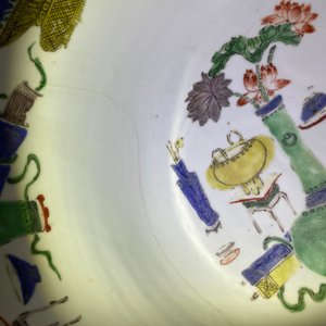 Un grand bol en porcelaine de Chine famille verte à décor d'antiquités, Kangxi — photo 13