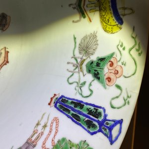 Un grand bol en porcelaine de Chine famille verte à décor d'antiquités, Kangxi — photo 17