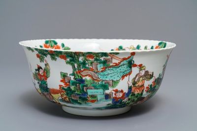 Un grand bol en porcelaine de Chine famille verte à décor de guerriers, 19ème