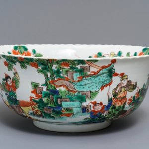 Un grand bol en porcelaine de Chine famille verte à décor de guerriers, 19ème — photo 1