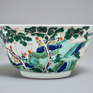 Un grand bol en porcelaine de Chine famille verte aux figures dans un paysage, Kangxi — photo 3