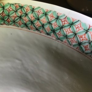 Un grand bol en porcelaine de Chine famille verte aux figures dans un paysage, Kangxi — photo 8