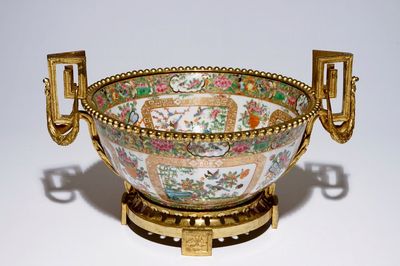 Un grand bol en porcelaine de Chine monté en bronze ormolu, 19ème