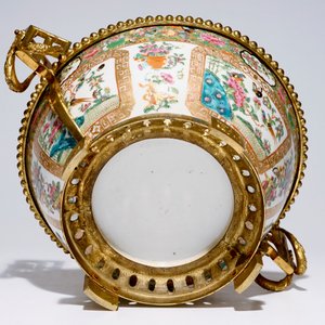 Un grand bol en porcelaine de Chine monté en bronze ormolu, 19ème — photo 7