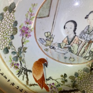 Un grand bol en porcelaine de Chine qianjiang cai à décor d'une artiste et son élève, 19/20ème — photo 21