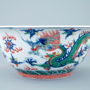 Un grand bol en porcelaine de Chine wucai aux dragons, 19ème — photo 2