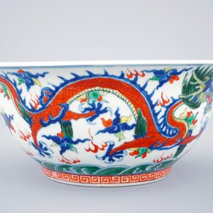 Un grand bol en porcelaine de Chine wucai aux dragons, 19ème — photo 6