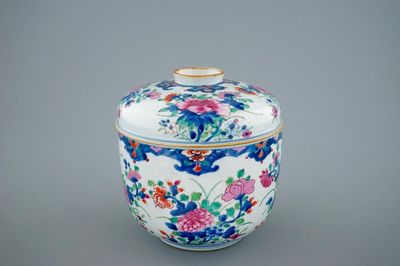 Un grand bol et son couvercle en porcelaine de Chine famille rose, Qianlong, 18ème
