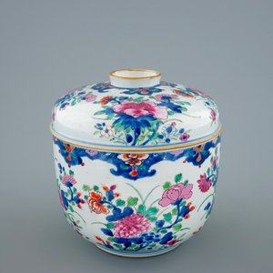 Un grand bol et son couvercle en porcelaine de Chine famille rose, Qianlong, 18ème — photo 1