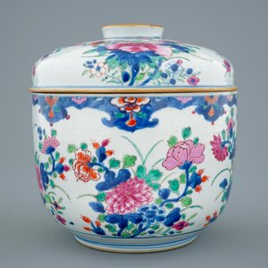 Un grand bol et son couvercle en porcelaine de Chine famille rose, Qianlong, 18ème — photo 2