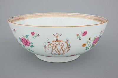 Un grand bol monogrammé en porcelaine de Chine famille rose avec un décor en-dessous, Qianlong, 18ème