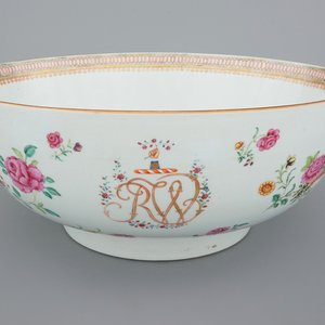 Un grand bol monogrammé en porcelaine de Chine famille rose avec un décor en-dessous, Qianlong, 18ème — photo 1