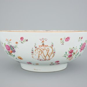 Un grand bol monogrammé en porcelaine de Chine famille rose avec un décor en-dessous, Qianlong, 18ème — photo 5