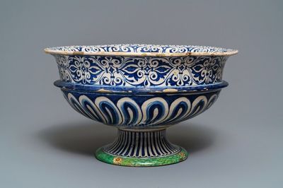 Un grand bol sur piedouche en majolique italienne figurant Amor, Montelupo ou Caffagiolo, 1ère moitié du 16ème