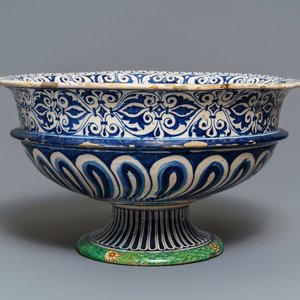 Un grand bol sur piedouche en majolique italienne figurant Amor, Montelupo ou Caffagiolo, 1ère moitié du 16ème — photo 1