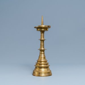 Un grand bougeoir en bronze, Flandres, 16ème — photo 3