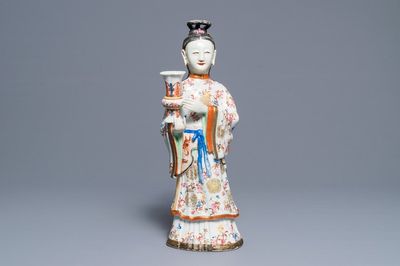Un grand bougeoir en forme de femme de cour en porcelaine de Chine famille rose, Qianlong