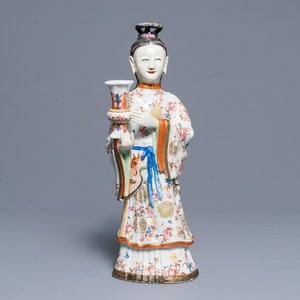 Un grand bougeoir en forme de femme de cour en porcelaine de Chine famille rose, Qianlong — photo 1