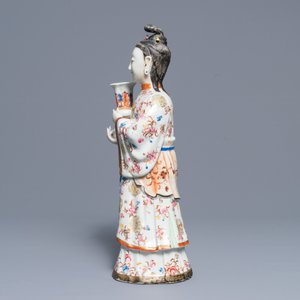 Un grand bougeoir en forme de femme de cour en porcelaine de Chine famille rose, Qianlong — photo 3