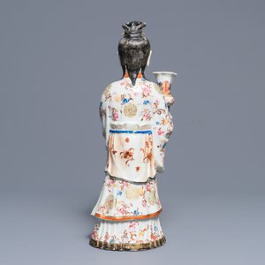 Un grand bougeoir en forme de femme de cour en porcelaine de Chine famille rose, Qianlong — photo 4