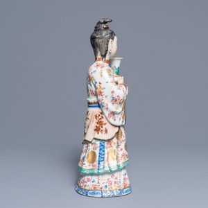 Un grand bougeoir en forme de femme de cour en porcelaine de Chine famille rose, Qianlong — photo 5