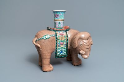 Un grand bougeoir en forme d'éléphant en porcelaine de Chine famille rose, Jiaqing