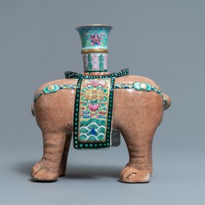 Un grand bougeoir en forme d'éléphant en porcelaine de Chine famille rose, Jiaqing — photo 4