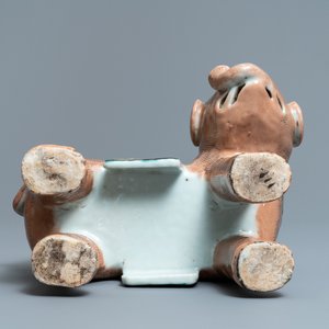 Un grand bougeoir en forme d'éléphant en porcelaine de Chine famille rose, Jiaqing — photo 6