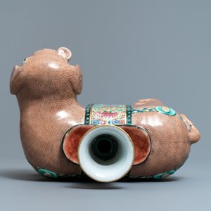 Un grand bougeoir en forme d'éléphant en porcelaine de Chine famille rose, Jiaqing — photo 7