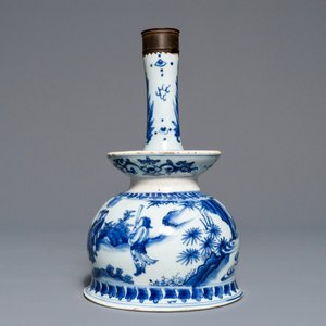 Un grand bougeoir en porcelaine de Chine bleu et blanc à monture en bronze, époque Transition — photo 2