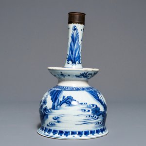 Un grand bougeoir en porcelaine de Chine bleu et blanc à monture en bronze, époque Transition — photo 3