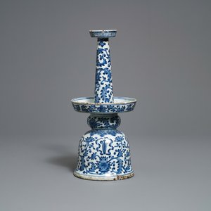 Un grand bougeoir en porcelaine de Chine en bleu et blanc, Qianlong/Jiaqing — photo 2