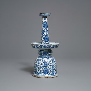 Un grand bougeoir en porcelaine de Chine en bleu et blanc, Qianlong/Jiaqing — photo 3