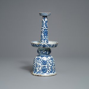 Un grand bougeoir en porcelaine de Chine en bleu et blanc, Qianlong/Jiaqing — photo 5