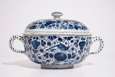 Un grand bouillon et son couvercle en faïence de Delft bleu et blanc, 18ème
