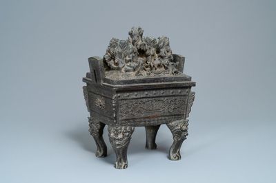 Un grand brûle-parfum couvert en bronze à décor d'animaux dans un paysage montagneux, Ming