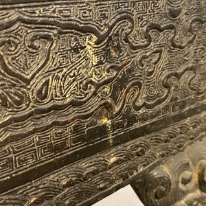Un grand brûle-parfum couvert en bronze à décor d'animaux dans un paysage montagneux, Ming — photo 16
